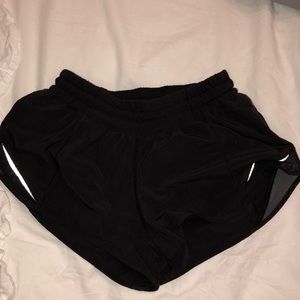 Lululemon Hotty Hot 2.5 Shorts SIZE 4!!